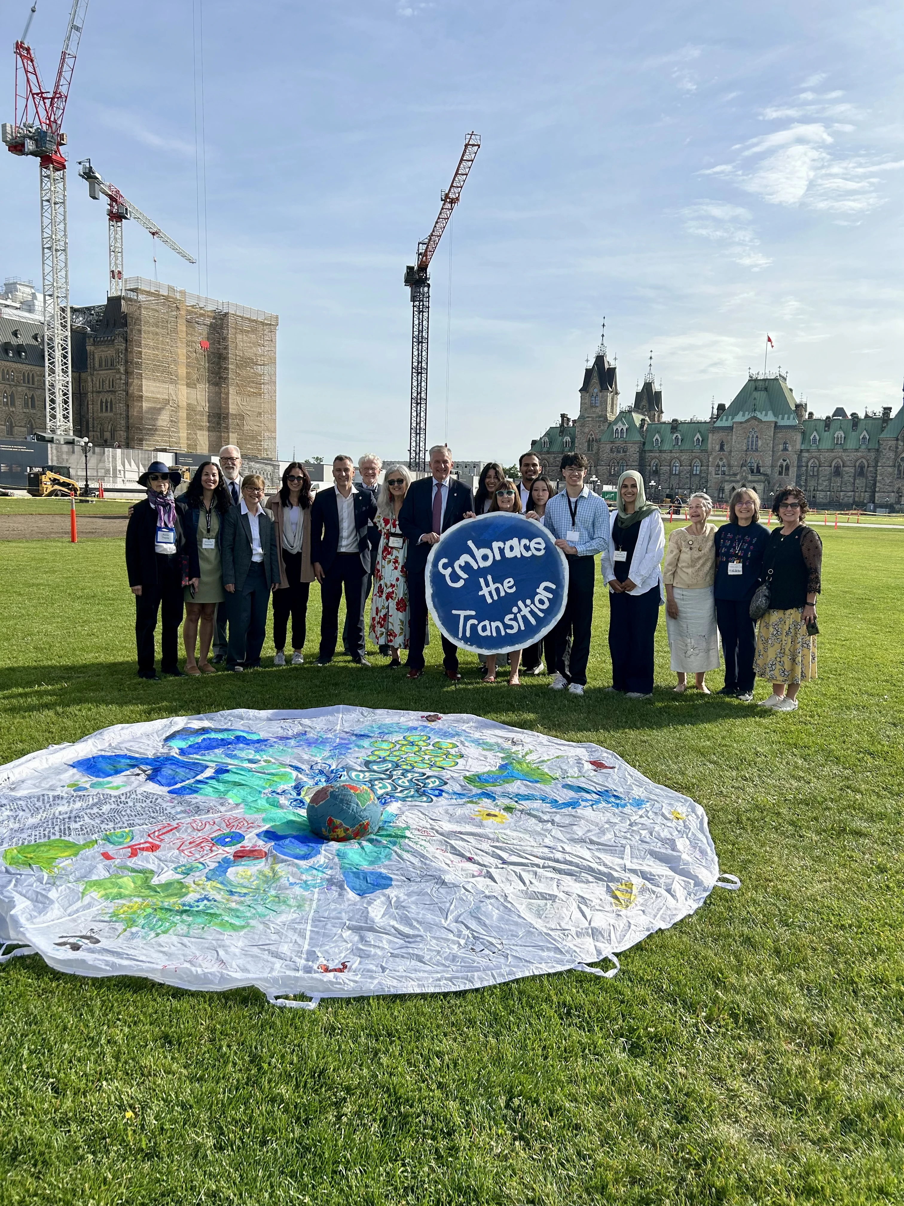 Des parachutes pour la planète gathering on Parliament Hill
